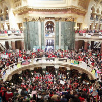 Wisconsin: milhares pedem demissão de governador