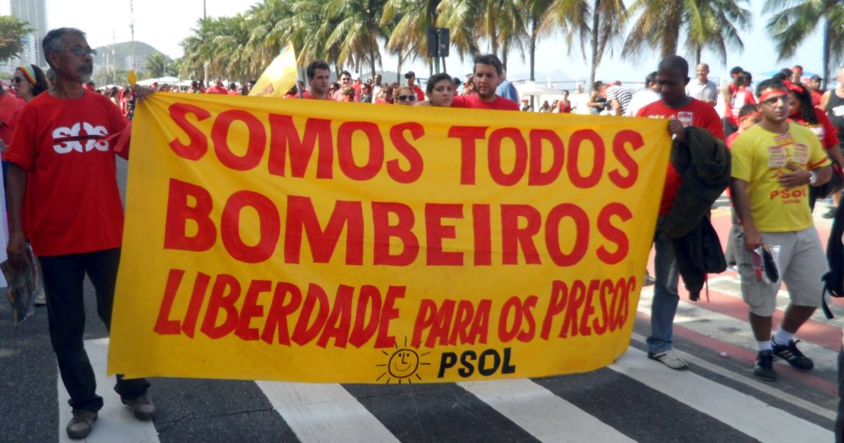 Manifestação a favor dos bombeiros reúne milhares em Copacabana
