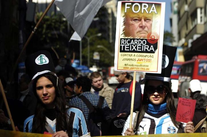 Contra a corrupção jogamos Juntos! #ForaRicardoTeixeira une gremistas e colorados em Porto Alegre