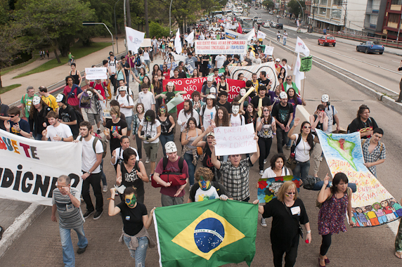 Porto Alegre é ocupada por gritos diferentes e uma indignação comum
