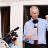 Na véspera do fim do mundo, Assange completa 6 meses na embaixada do Equador