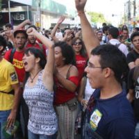 Cid recua e recebe movimento grevista no Ceará