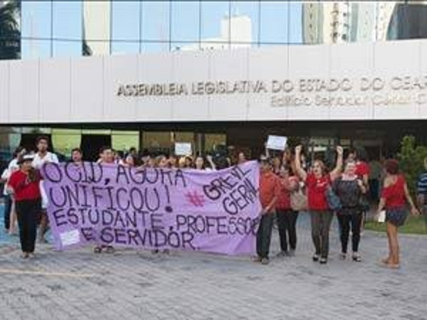 Ocupação da AL no Ceará arranca carta compromisso de deputados estaduais