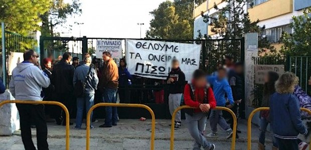Estudantes gregos ocupam mais de 500 escolas em rechaço a cortes no setor