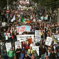 Milhares de irlandeses protestam contra cobrança da água: “Água para a vida. Não para o lucro!”