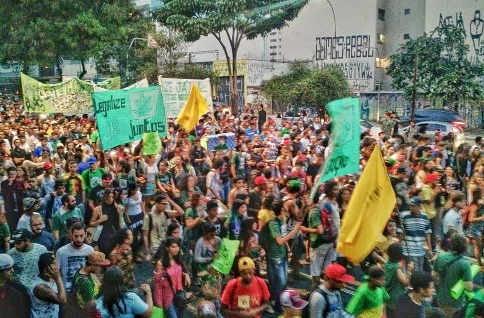 Marcha da Maconha em SP leva 20 mil às ruas pela legalização no Brasil