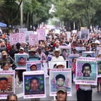 Ayotzinapa vive! Há um ano nos faltam os 43