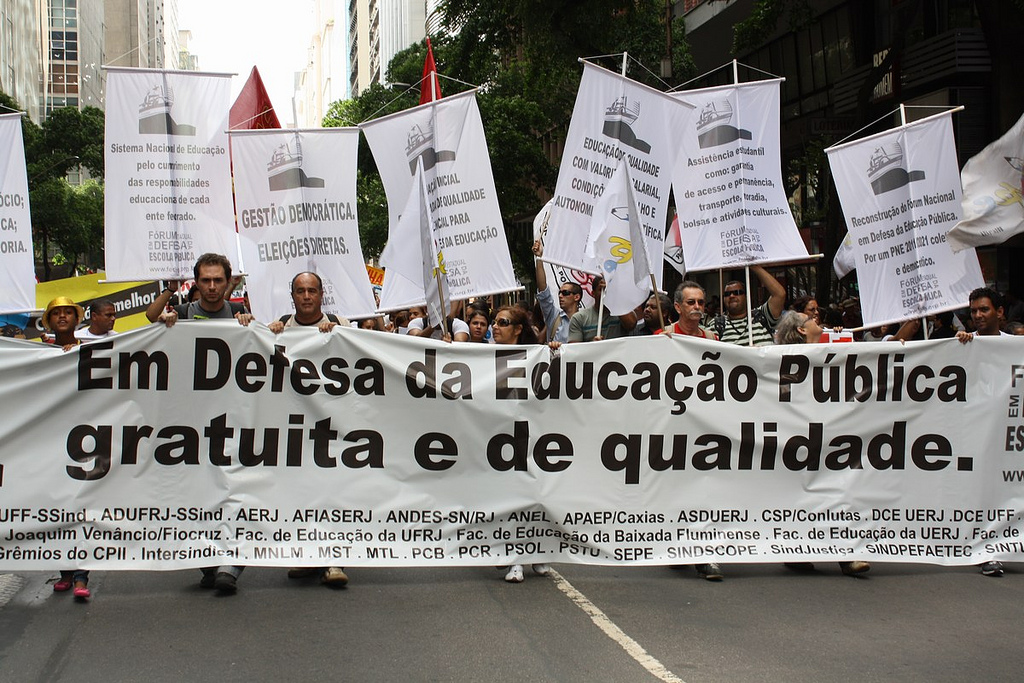 A educação é pública e GRATUITA! Contra a PEC 395! | Juntos!