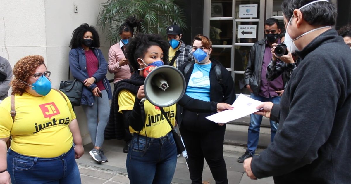 Estudantes da UFRGS protestam contra desligamento de cotistas