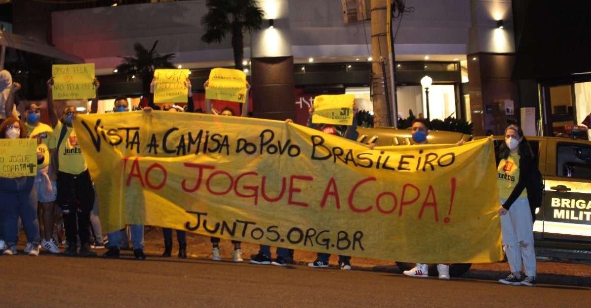 Protesto no hotel da seleção: Vistam a camisa do povo brasileiro!