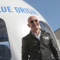 Jeff Bezos vai ao espaço, enquanto a maioria mundial conhece o inferno