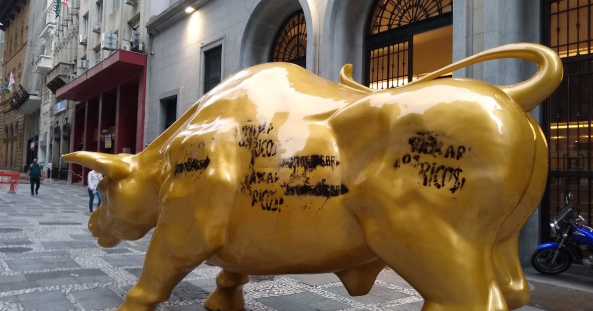 Movimento Juntos realiza escracho no touro de ouro inaugurado em frente a Bolsa de Valores