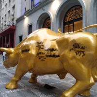Movimento Juntos realiza escracho no touro de ouro inaugurado em frente a Bolsa de Valores