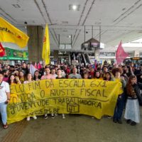 A desumana jornada de trabalho do estudante secundarista no Brasil!