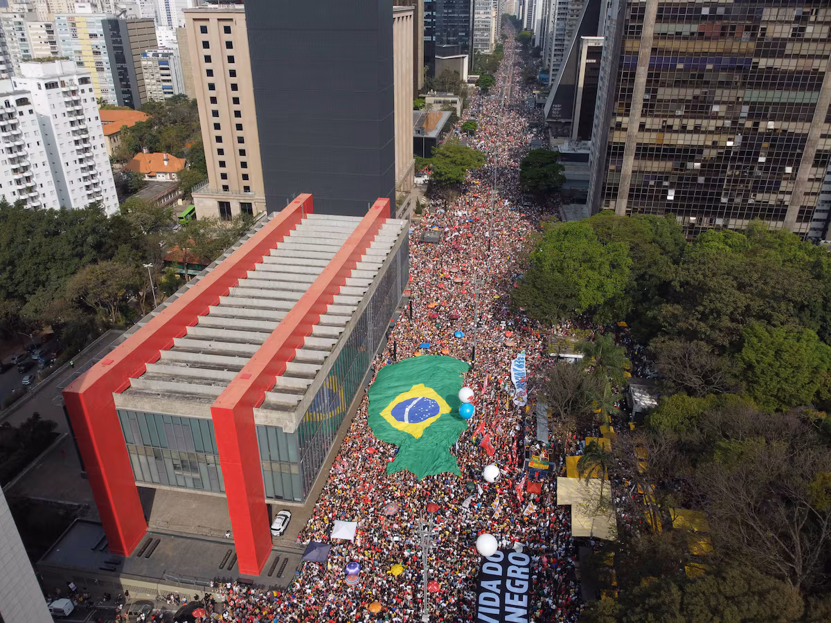 O CAMINHO É PELAS RUAS