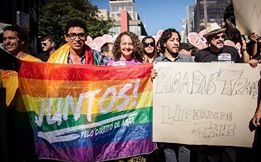 Bill Santos, Luciana Genro e Jean Wyllys na Parada LGBT de 2014, no bloco pela aprovação da Lei João W. Nery