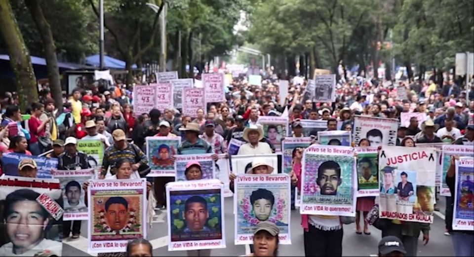 Caminhada na Ciudad de Mexico relembrou os 43 e exigiu justiça